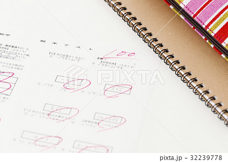 教育　学習　テスト　100点　満点　塾　鉛筆　ノート　勉強　筆記用具　文房具 32239778
