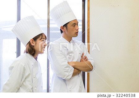 バームクーヘンを作るふたり 32240538