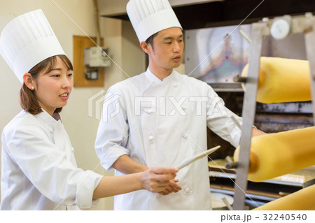 バームクーヘンを作るふたり 32240540