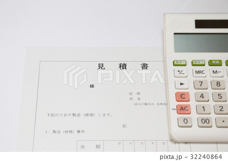 見積書と電卓　見積もりイメージ 32240864