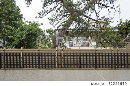 日本庭園に設置された垣根 32241659