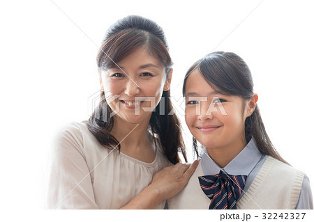 お母さんと中学生の女の子イメージの写真素材