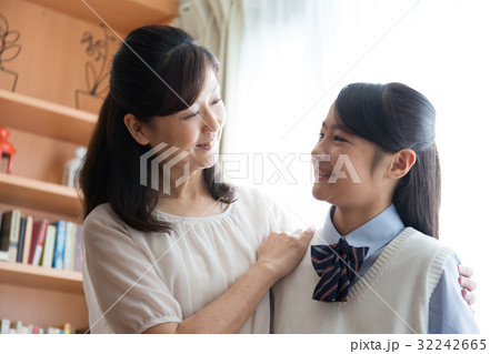 お母さんと中学生の女の子イメージ お母さんと中学生の女の子イメージ 32242665