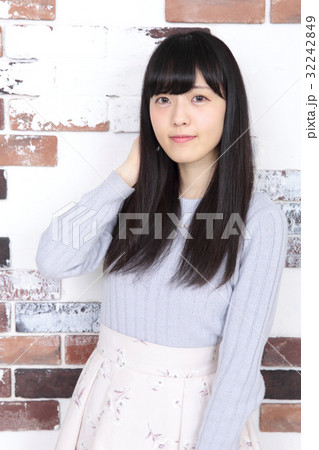 若い女性　ヘアスタイル 32242849