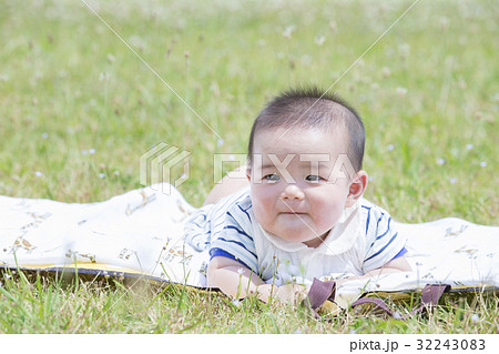 芝生で寝転ぶ赤ちゃん 芝生で寝転ぶ赤ちゃん 32243083