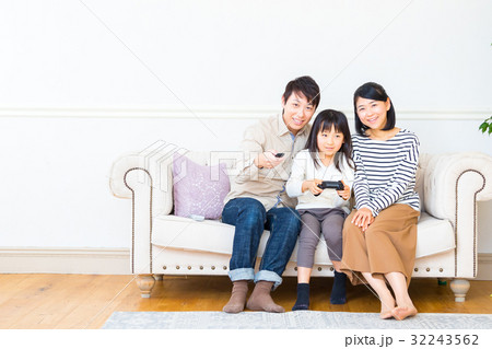 ゲームをする家族　団欒　家　マイホーム 32243562