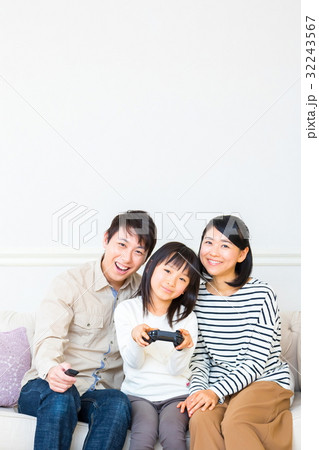 ゲームをする家族　団欒　家　マイホーム 32243567