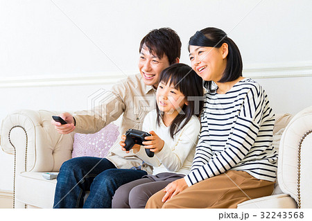 ゲームをする家族 団欒 家 マイホームの写真素材