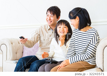 ゲームをする家族 団欒 家 マイホーム ゲームをする家族 団欒 家 マイホーム 32243571