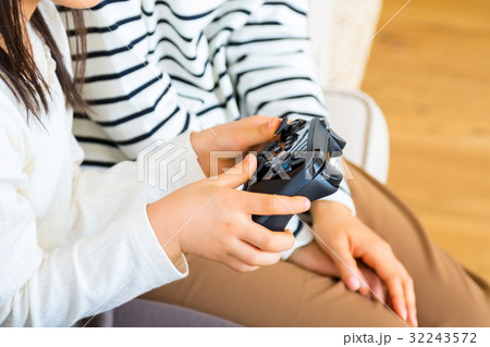 ゲームをする家族 団欒 家 マイホーム ゲームをする家族 団欒 家 マイホーム 32243572