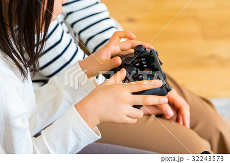 ゲームをする家族 団欒 家 マイホーム ゲームをする家族 団欒 家 マイホーム 32243573