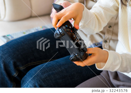 ゲームをする家族　団欒　家　マイホーム 32243576