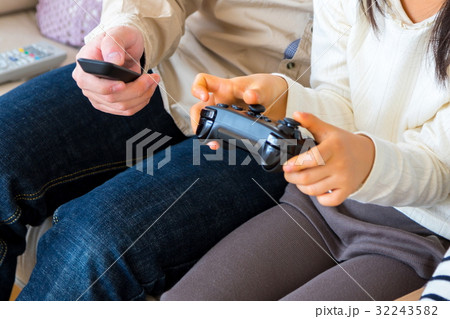 ゲームをする家族　団欒　家　マイホーム 32243582