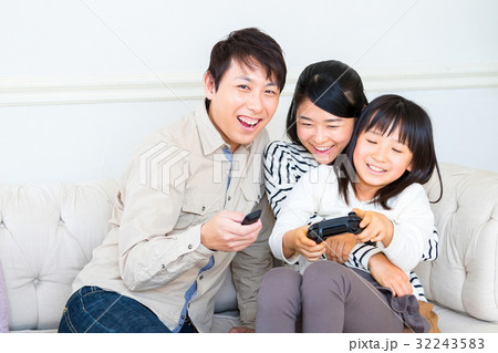 ゲームをする家族　団欒　家　マイホーム 32243583