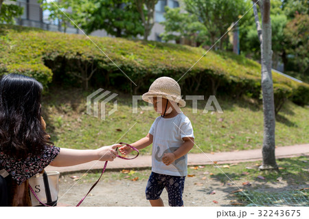 公園で遊ぶ親子 32243675