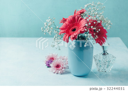 Flowers in vase 32244031
