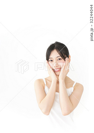スキンケアをする若い女性 スキンケアをする若い女性 32244044