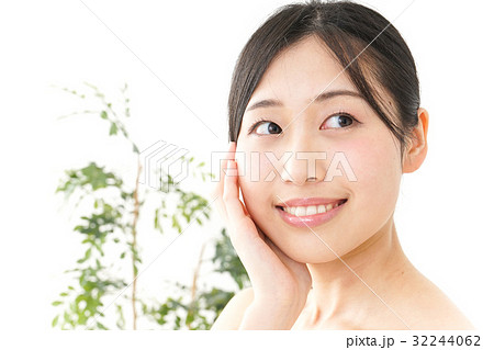 スキンケアをする若い女性 スキンケアをする若い女性 32244062