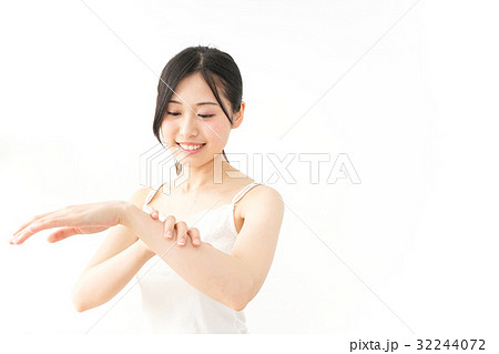 スキンケアをする若い女性 32244072