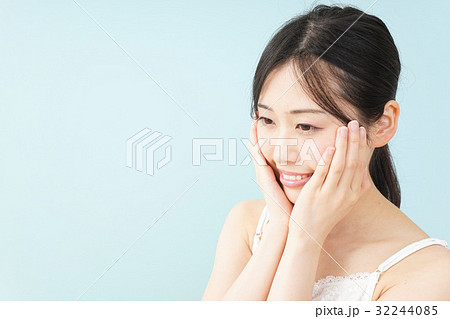 スキンケアをする若い女性 32244085