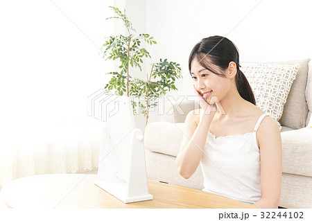 スキンケアをする若い女性 32244102