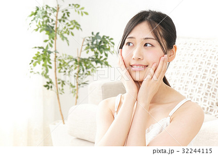 スキンケアをする若い女性 32244115
