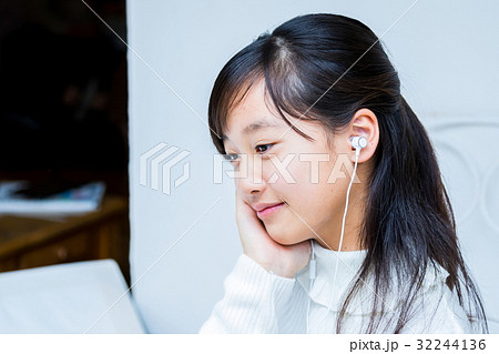 スマホを使っている女の子 イヤホンをしている女の子 女性 中学生 ハウススタジオ 家 スマホを使っている女の子 イヤホンをしている女の子 女性 中学生 ハウススタジオ 家 32244136