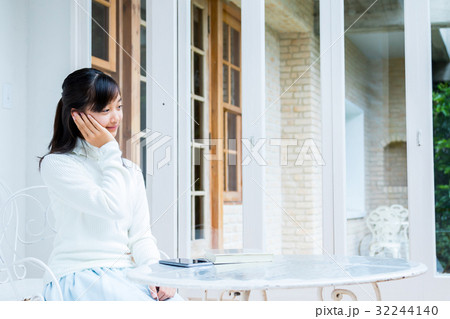 スマホを使っている女の子　イヤホンをしている女の子　女性　中学生　ハウススタジオ　家　 32244140