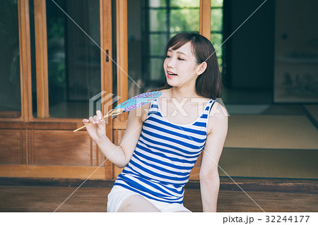 うちわをあおぐ女性 32244177