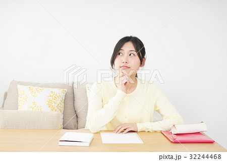 自宅で勉強をする若い女性 自宅で勉強をする若い女性 32244468