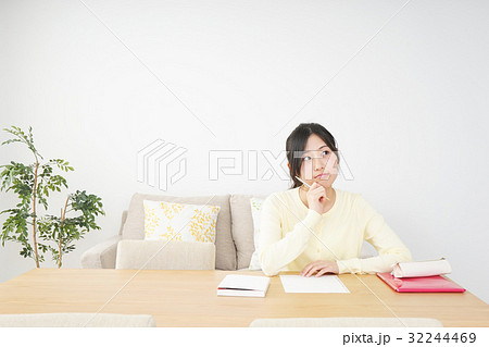 自宅で勉強をする若い女性 32244469