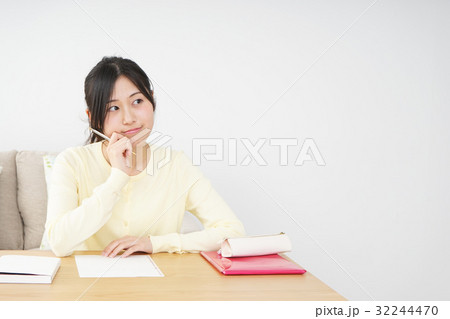 自宅で勉強をする若い女性 自宅で勉強をする若い女性 32244470