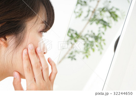 鏡の前でスキンケアをする女性 鏡の前でスキンケアをする女性 32244650