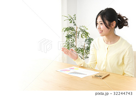 オフィスで働く日本人の女性 32244743