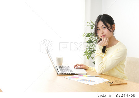 オフィスで働く日本人の女性 32244759