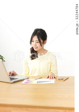 オフィスで働く日本人の女性 32244764