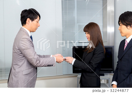 名刺交換　男性社員　女性社員　ビジネスイメージ　顧客訪問 32244877