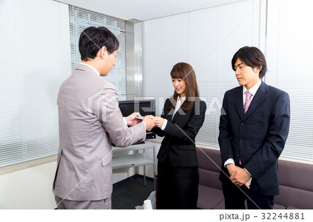 名刺交換　男性社員　女性社員　ビジネスイメージ　顧客訪問 32244881
