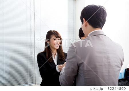 名刺交換　男性社員　女性社員　ビジネスイメージ　顧客訪問 32244890