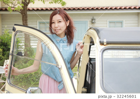 外車と女性 32245601
