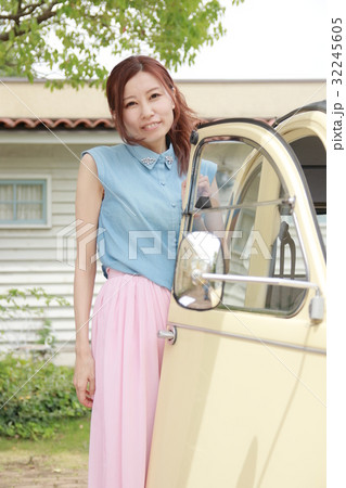 外車と女性 32245605