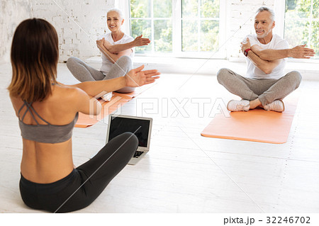 Sporty woman sitting with back on camera Sporty woman sitting with back on camera 32246702