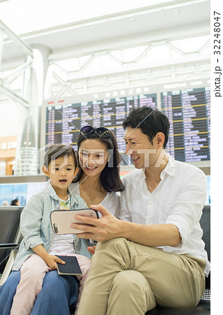 親子 旅行 空港 家族旅行 イメージ 32248047