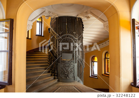 The old Elevator in the entrance of a house 32248122