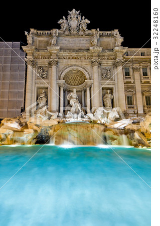 The famous Trevi Fountain at night, Rome, Italy 32248160