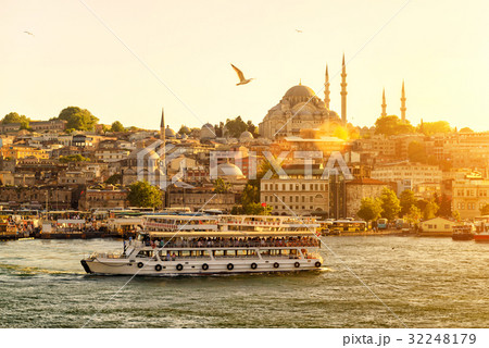 Tourist boat floats on the Golden Horn in Istanbul 32248179