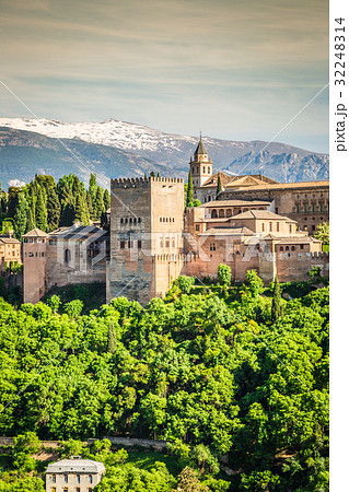 ancient arabic fortress of Alhambra, Granada 32248314