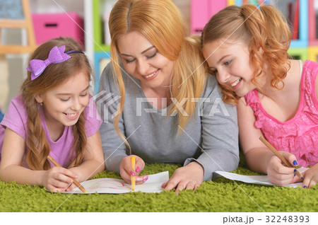 Mother and girls  drawing with pencils 32248393