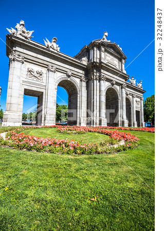 Alcala Gate (Puerta de Alcala) - Monument  32248437