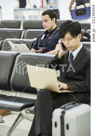フライト待ちの外国人とビジネスマン フライト待ちの外国人とビジネスマン 32249944
